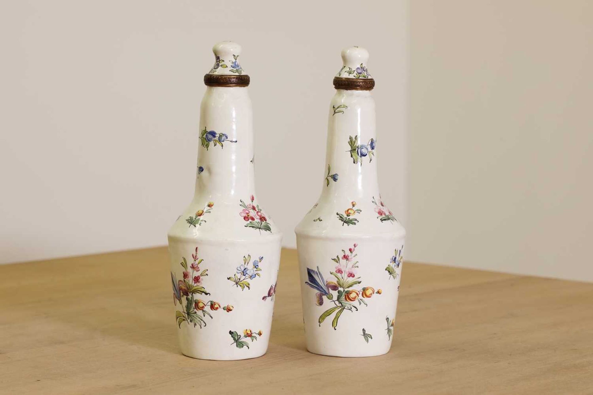 A pair of English enamel condiment bottles, - Bild 2 aus 3
