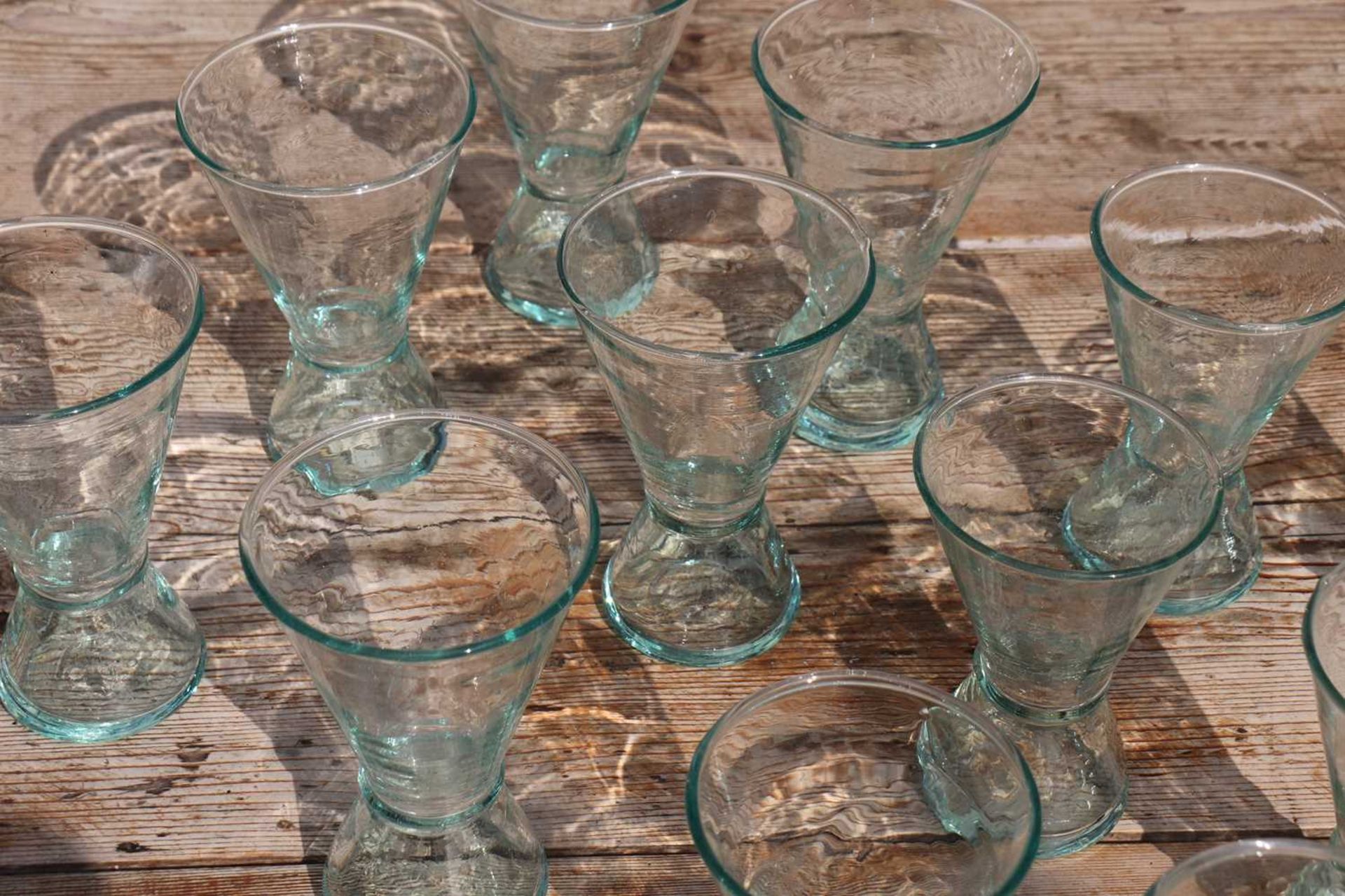 A set of eighty-eight small conical wine glasses - Bild 4 aus 5
