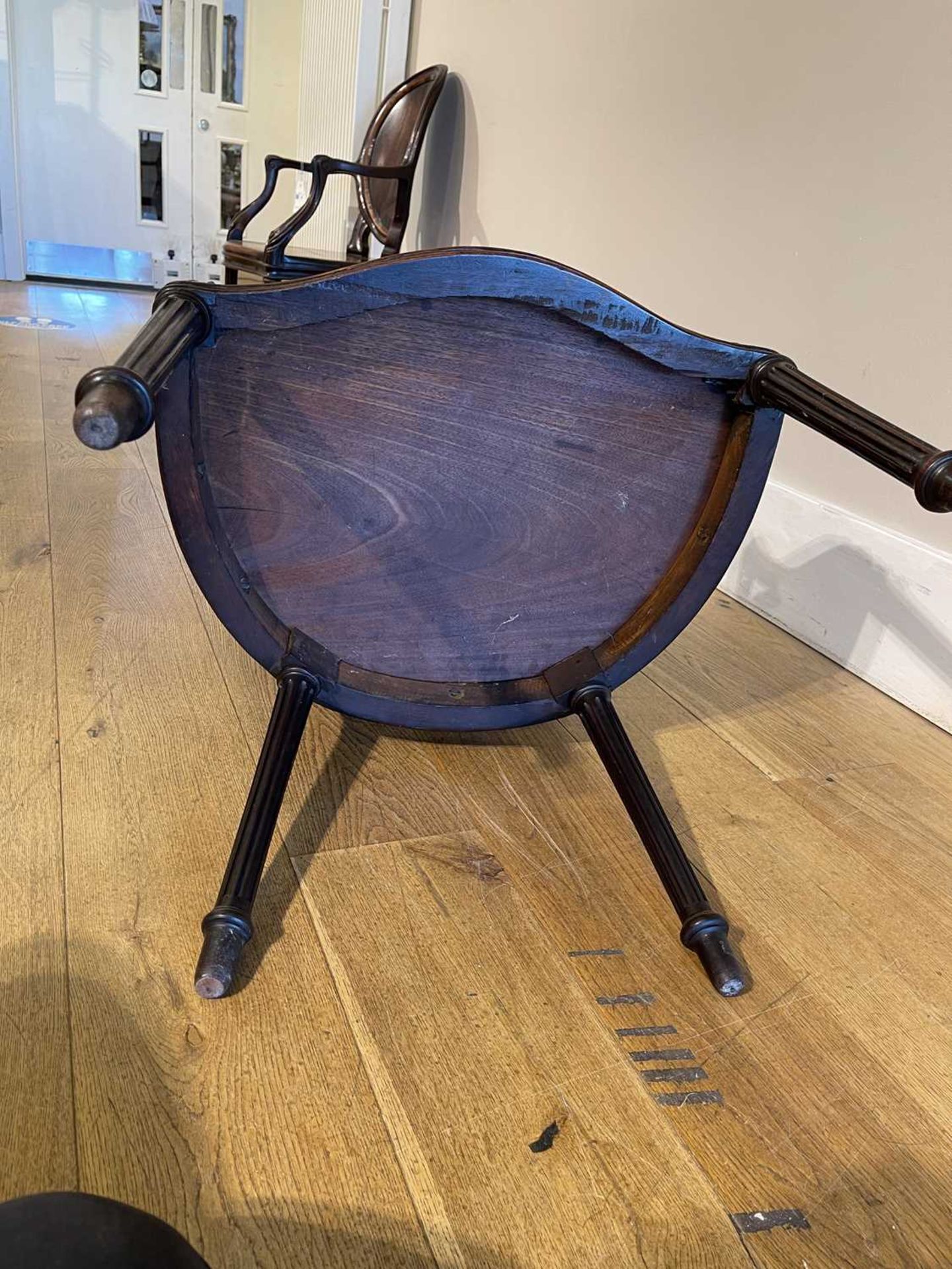 A pair of mahogany hall chairs, - Bild 116 aus 119