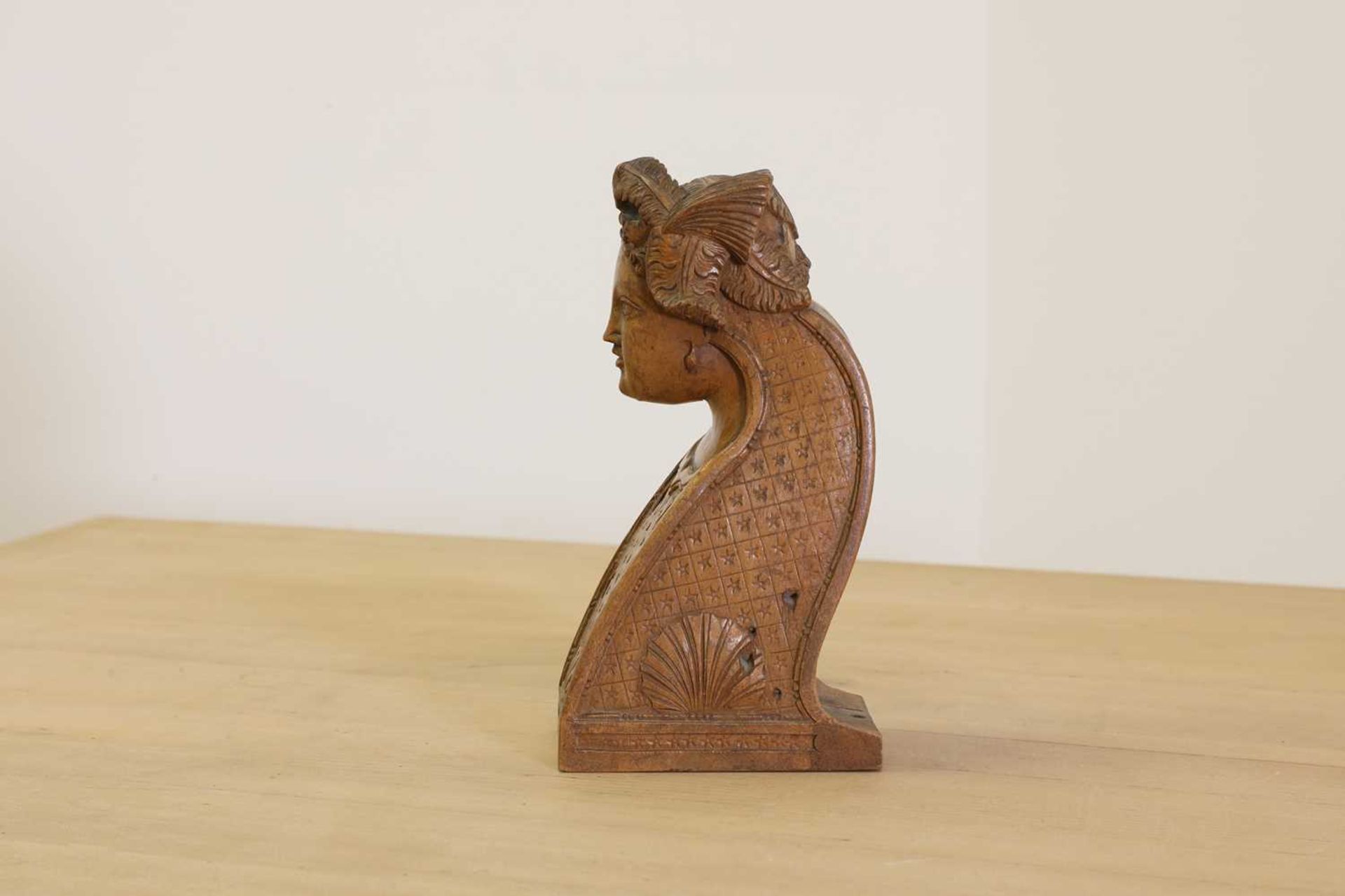 A carved wooden hurdy-gurdy stock head, - Bild 2 aus 8