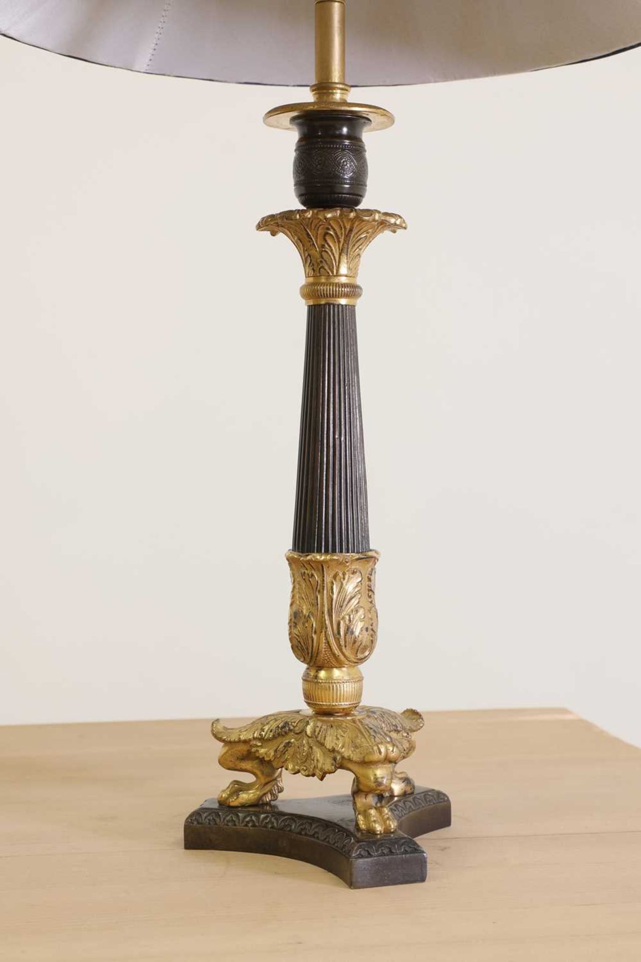 A pair of French Empire-style patinated and gilt-bronze candlestick lamps - Bild 2 aus 3