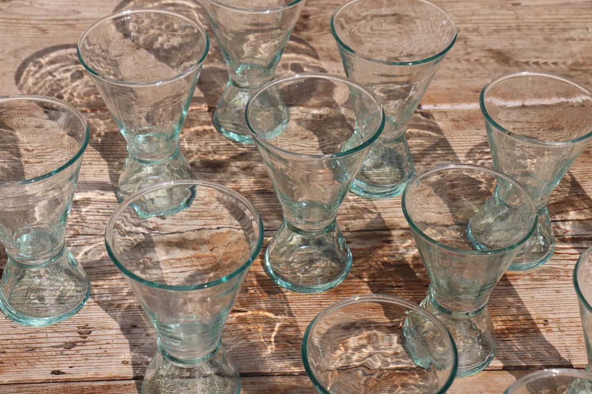 A set of eighty-eight small conical wine glasses - Bild 5 aus 5