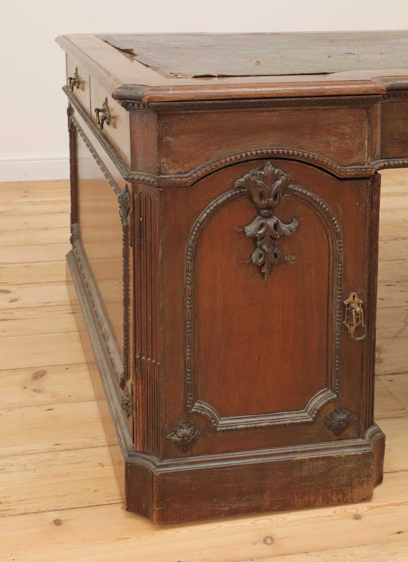 A George III-style walnut partners' desk, - Bild 5 aus 24