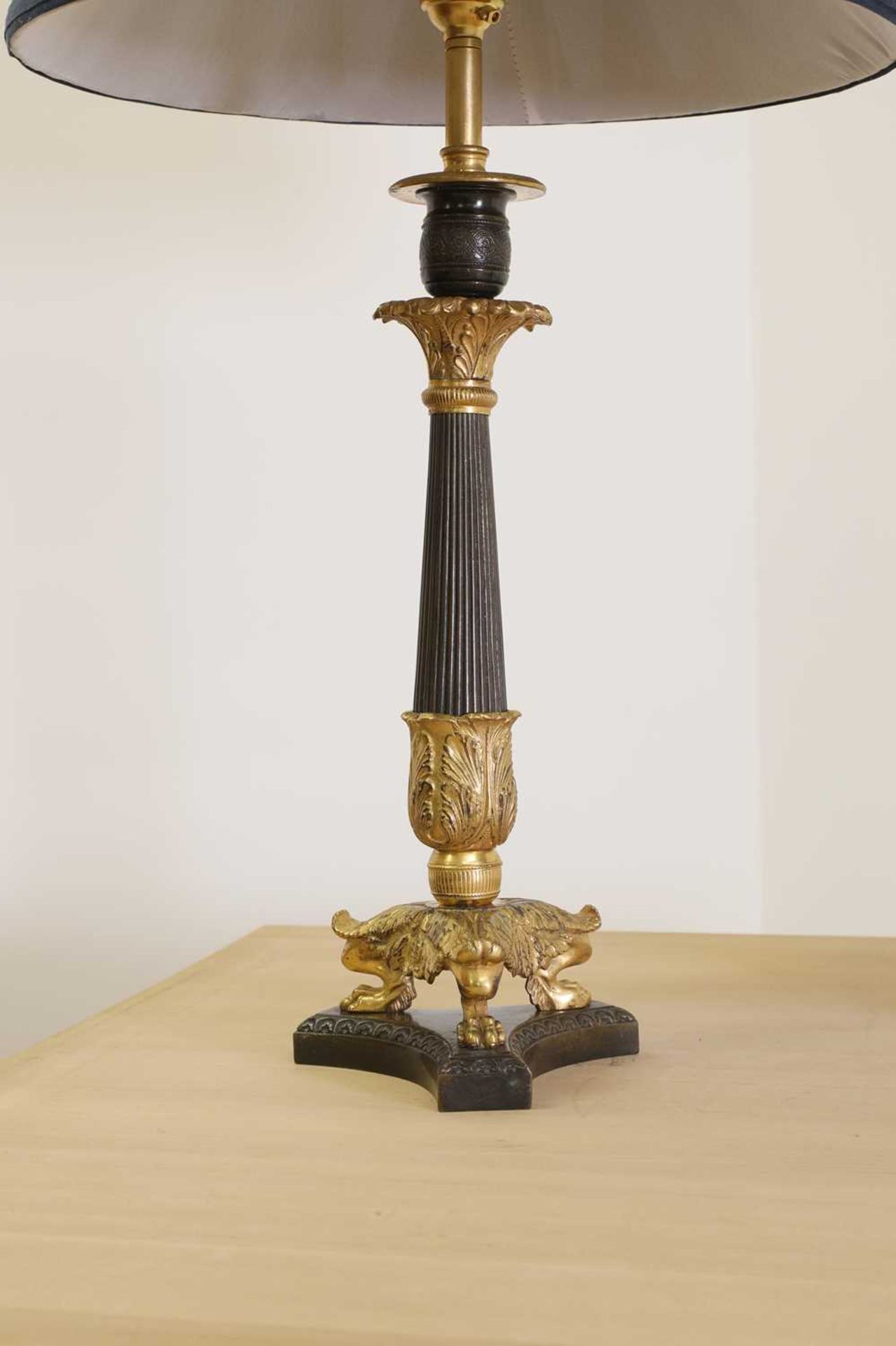 A pair of French Empire-style patinated and gilt-bronze candlestick lamps - Bild 3 aus 3