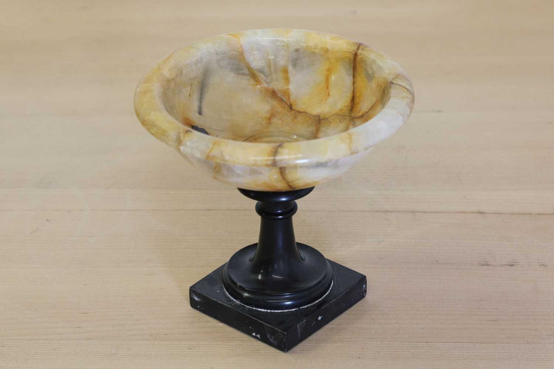 A Derbyshire fluorspar bowl on stand, - Bild 3 aus 5