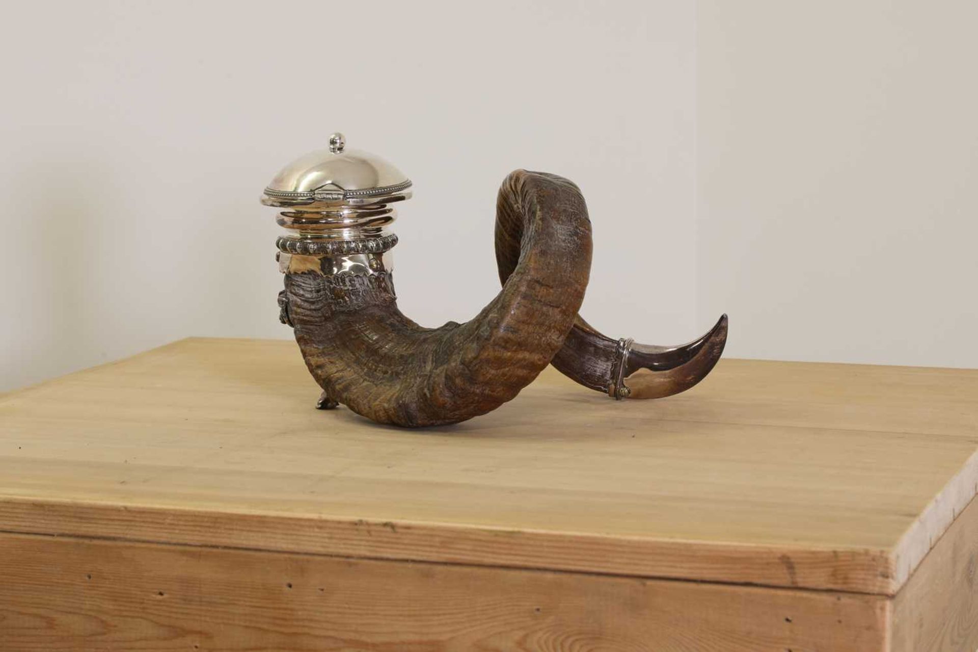 A Victorian ram's horn table snuff mull, - Image 2 of 4