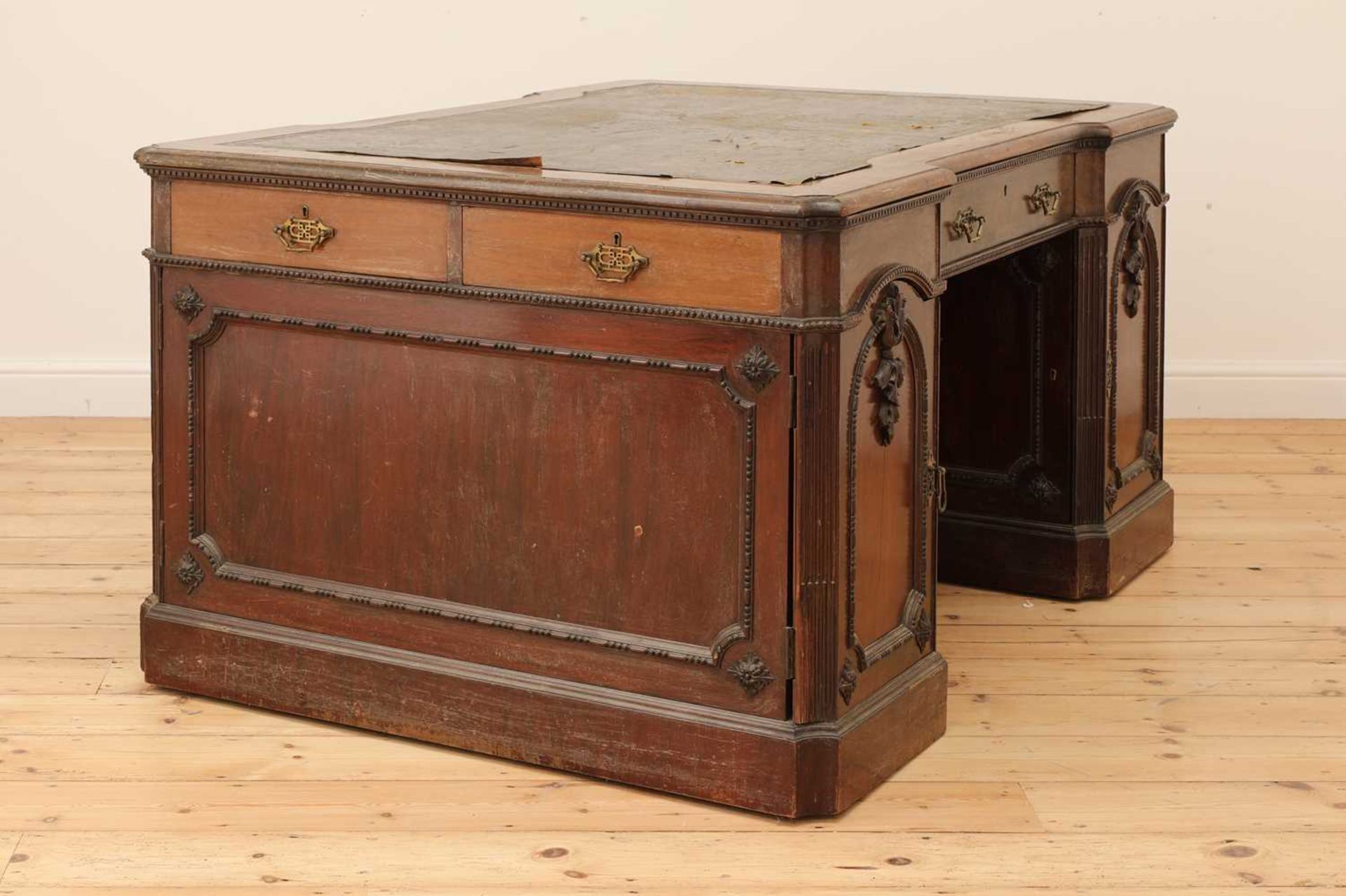 A George III-style walnut partners' desk, - Bild 3 aus 24