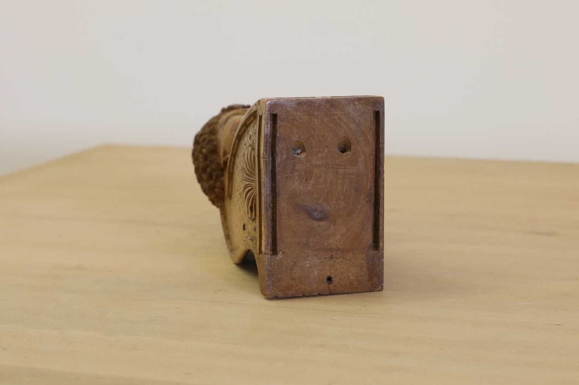 A carved wooden hurdy-gurdy stock head, - Bild 4 aus 8