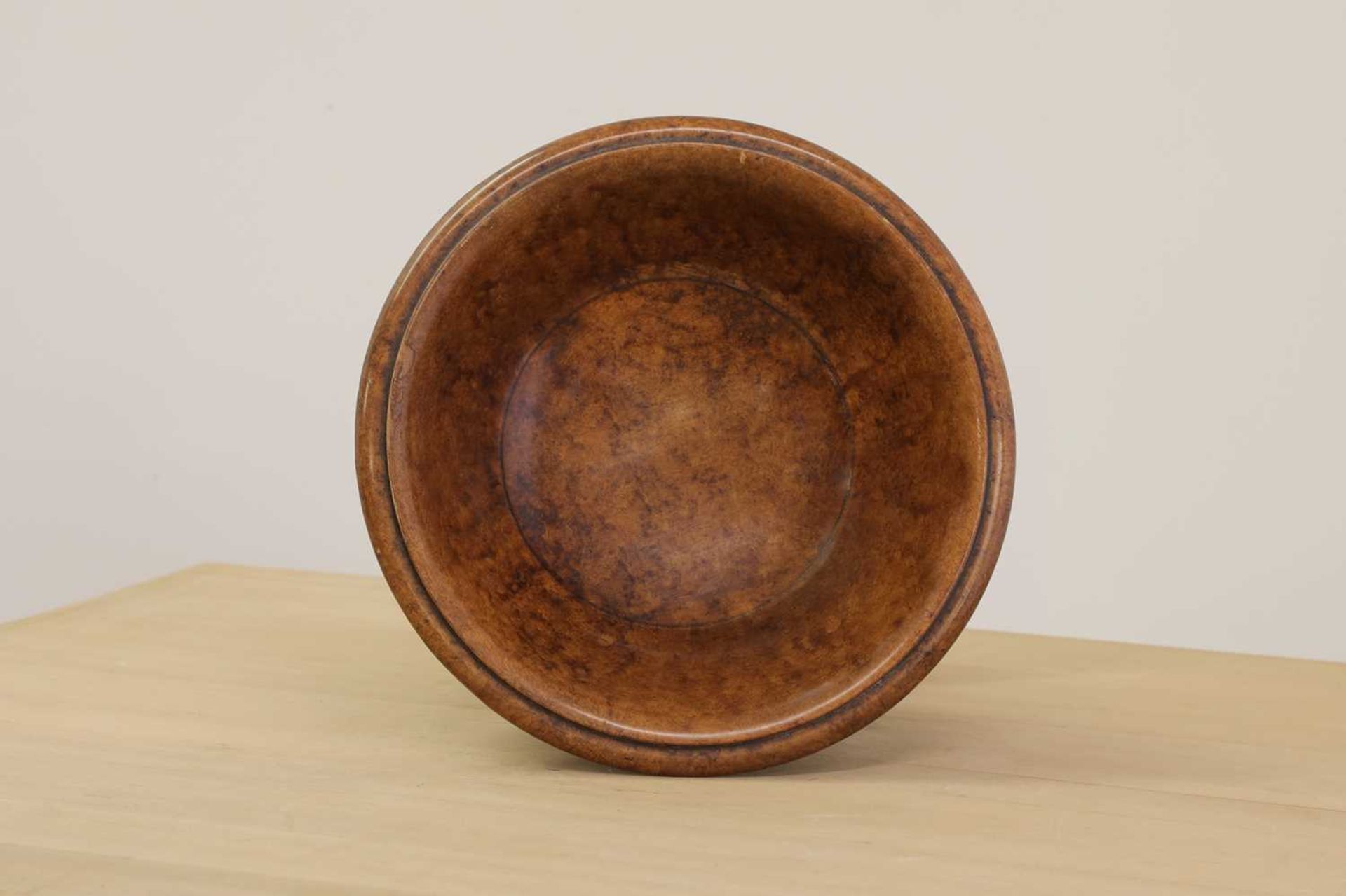 A grained beech pedestal bowl, - Bild 4 aus 13