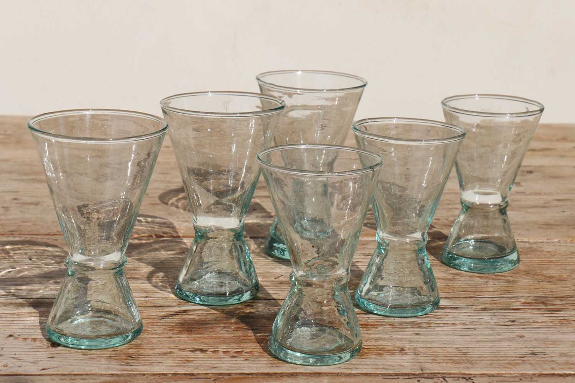 A set of eighty-eight small conical wine glasses - Bild 2 aus 5