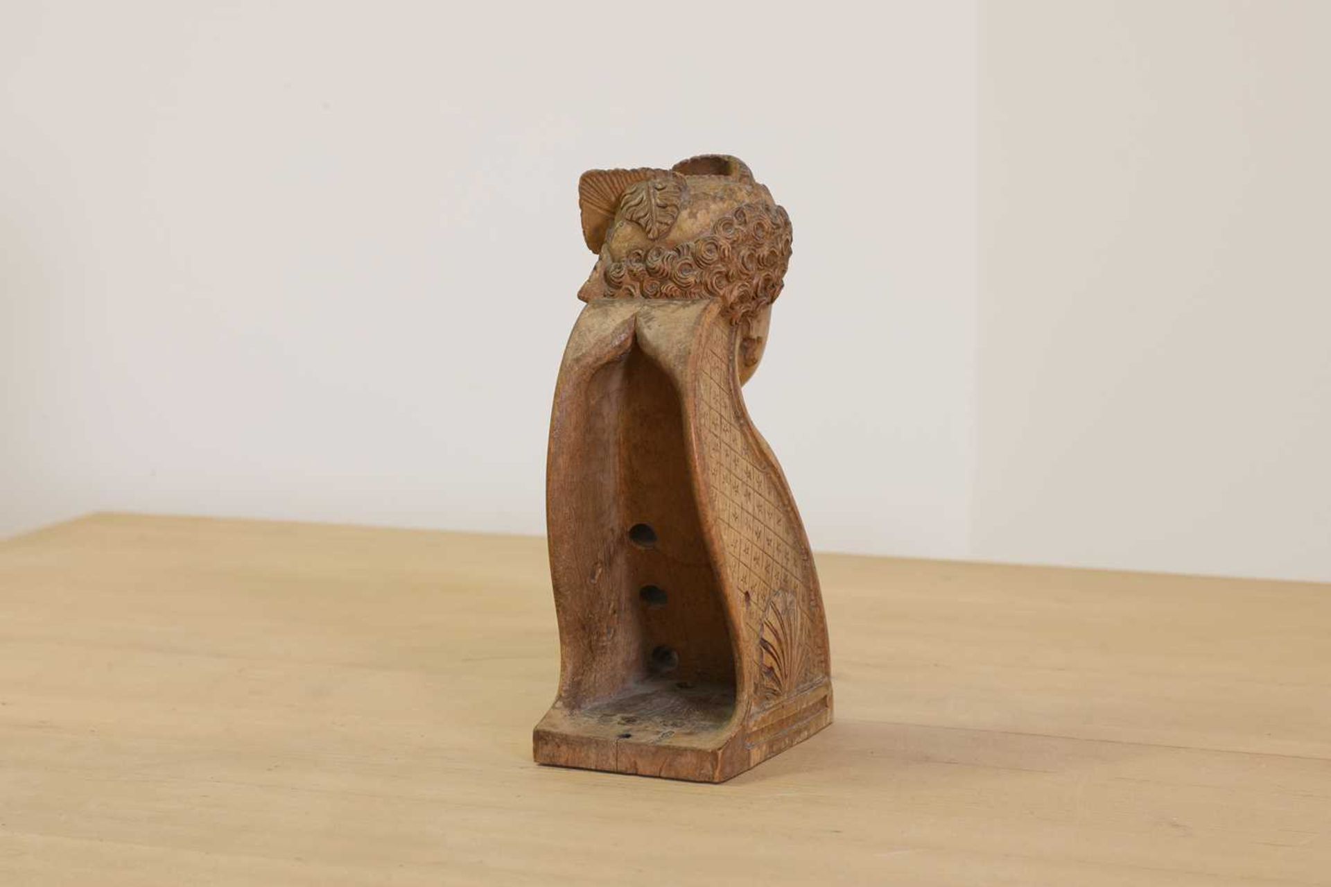 A carved wooden hurdy-gurdy stock head, - Bild 3 aus 8