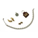 A quantity of costume jewellery,