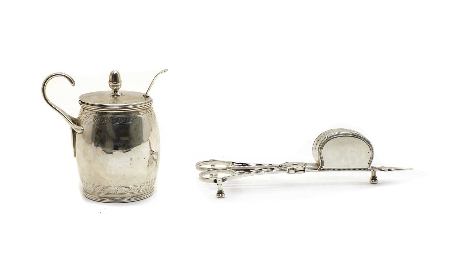 A pair of George III silver scissor snuffers, - Image 2 of 10