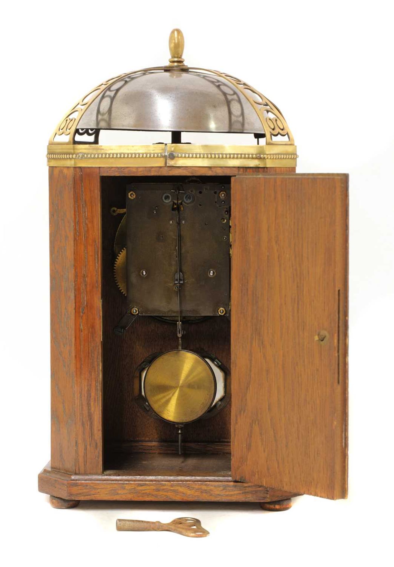 An oak and brass-mounted mantel clock, - Bild 4 aus 4