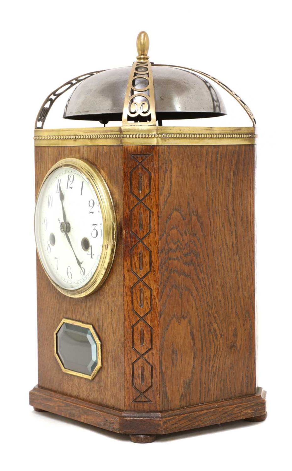 An oak and brass-mounted mantel clock, - Bild 2 aus 4