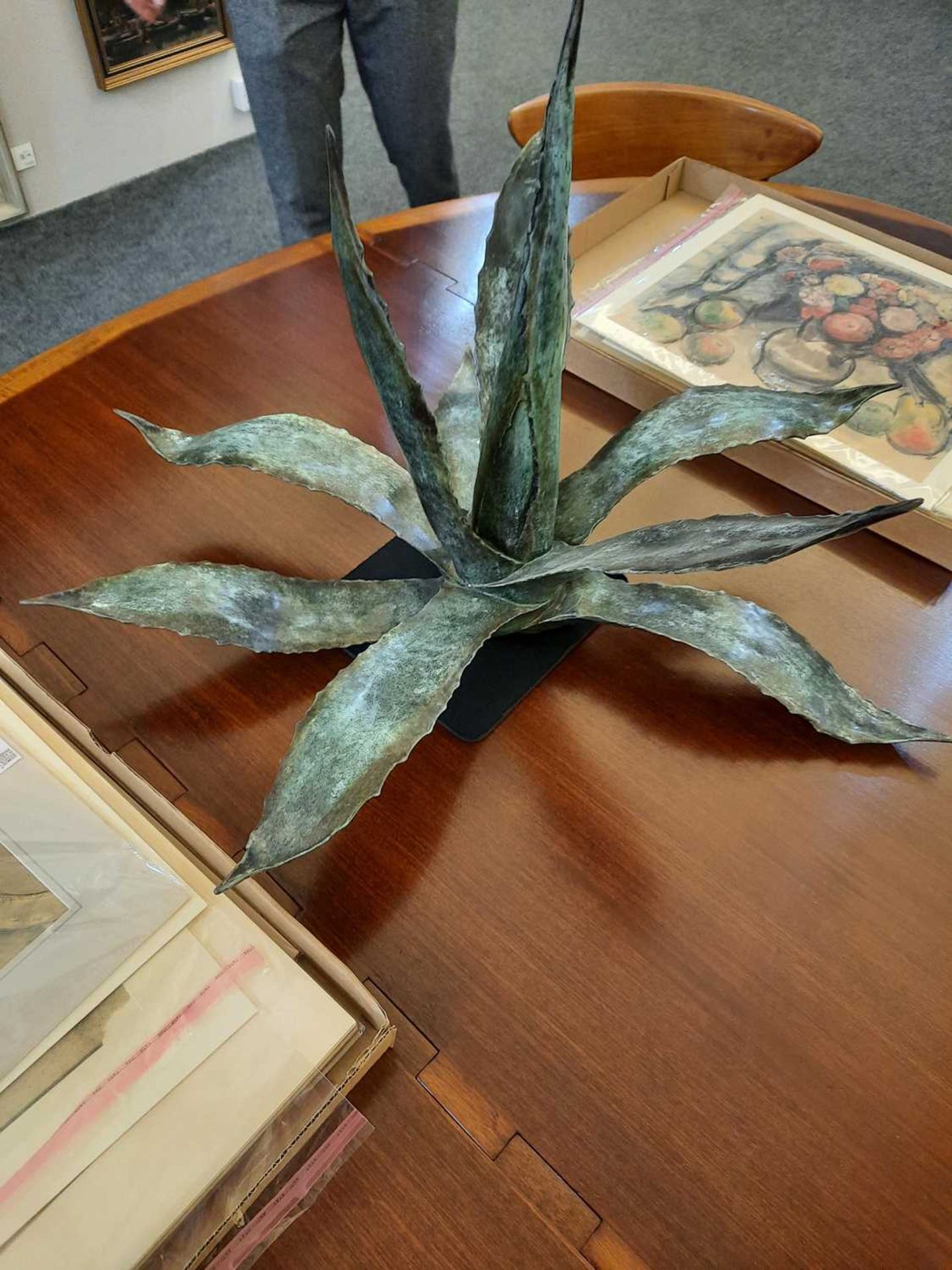 A pair of patinated bronze Agave succulents, - Bild 6 aus 9