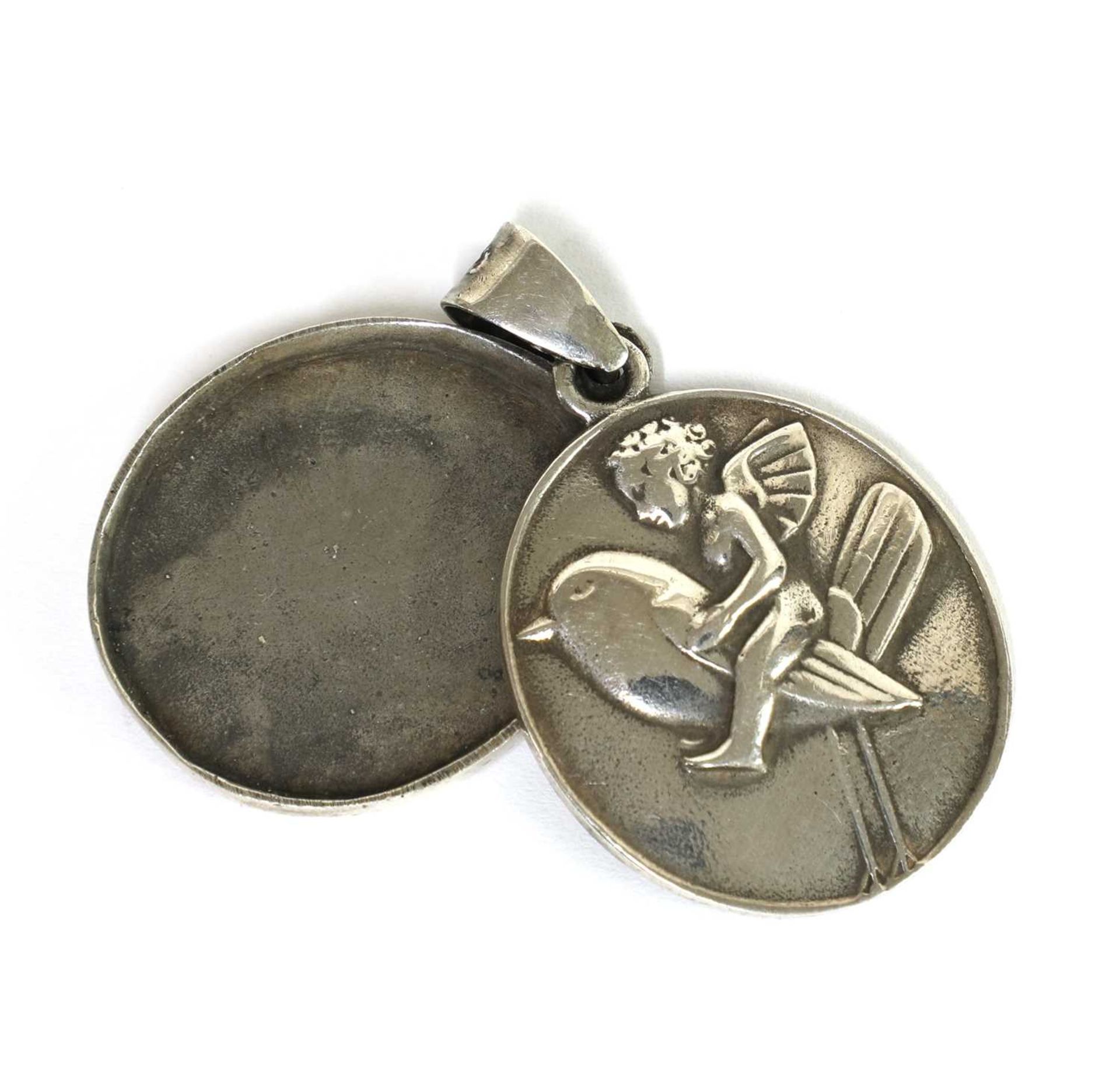 A white metal locket, - Image 2 of 6