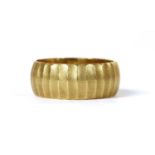 An 18ct gold patterned ‘D’ section wedding ring,