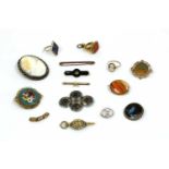 A quantity of jewellery,