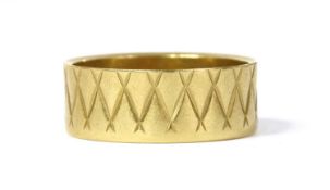 An 18ct gold patterned flat section wedding ring,