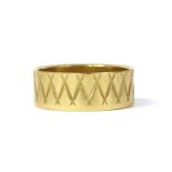 An 18ct gold patterned flat section wedding ring,