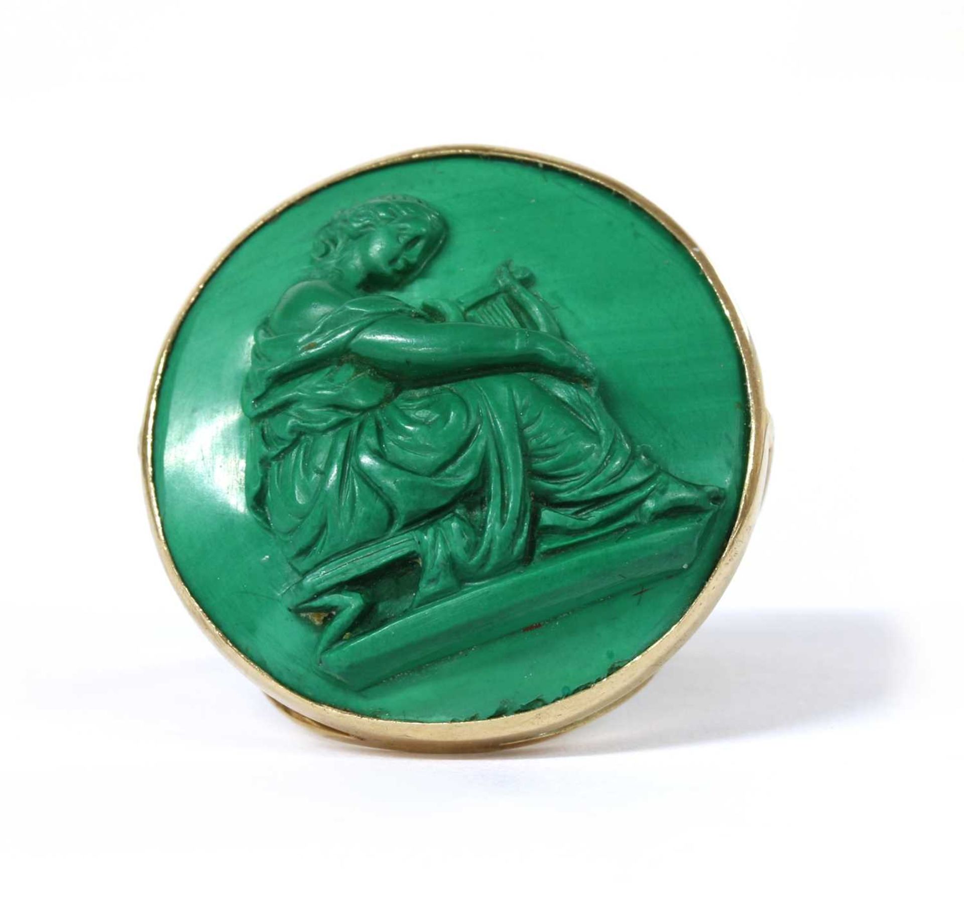 A gold malachite cameo ring,