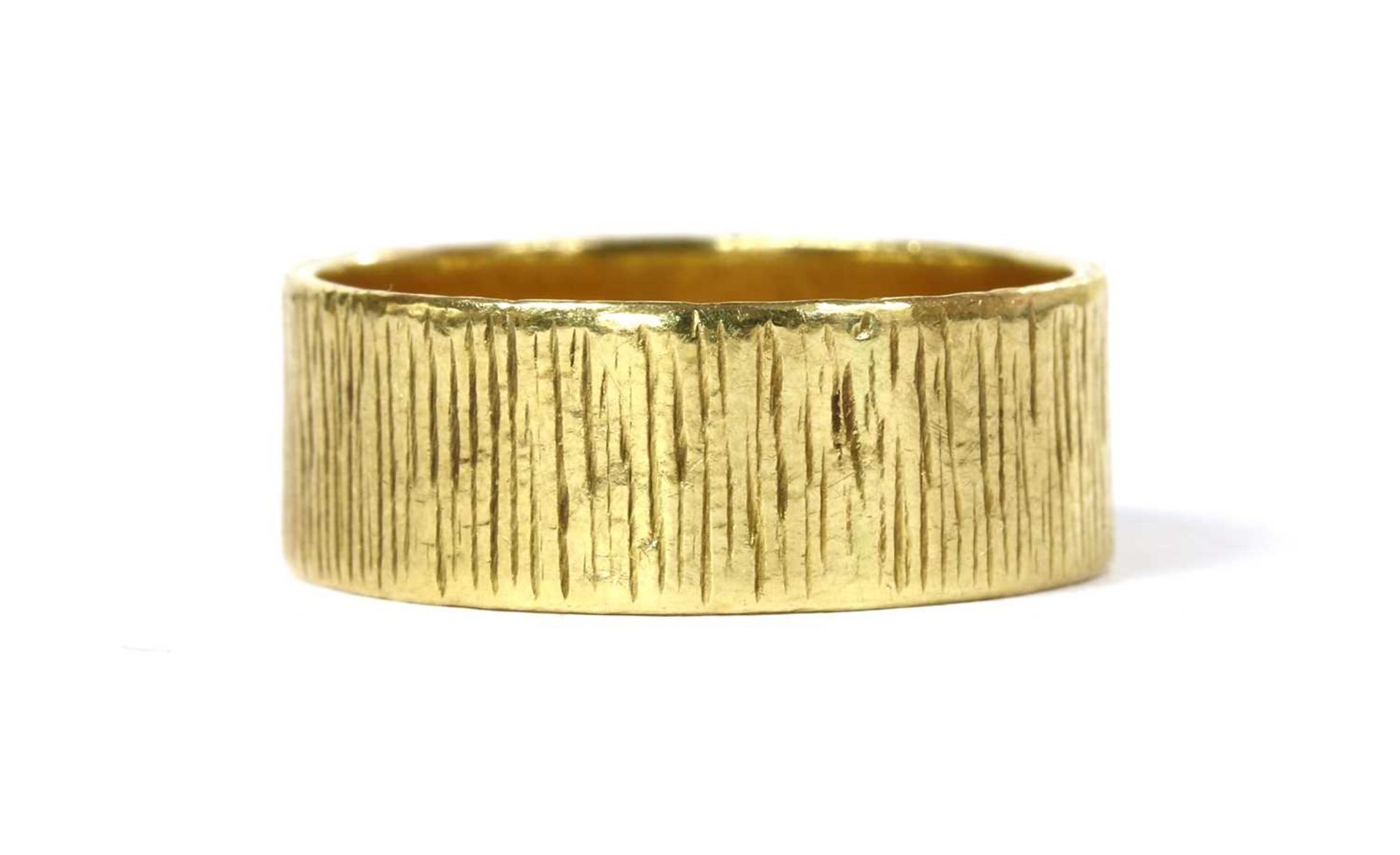 An 18ct gold patterned flat section wedding ring,