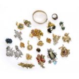 A quantity of costume jewellery,