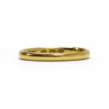 A Georgian 22ct gold light court section wedding ring,