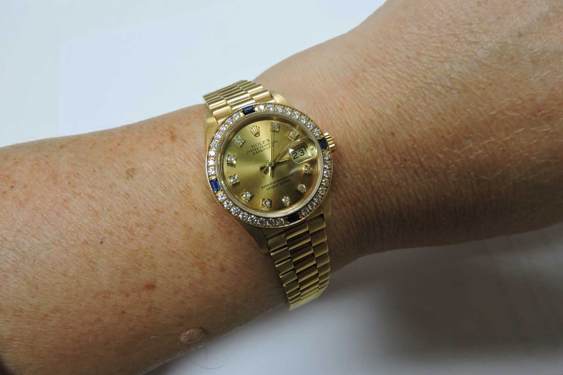 A ladies' 18ct gold Rolex 'Oyster Perpetual Datejust' automatic bracelet watch, c.1990, - Bild 6 aus 8