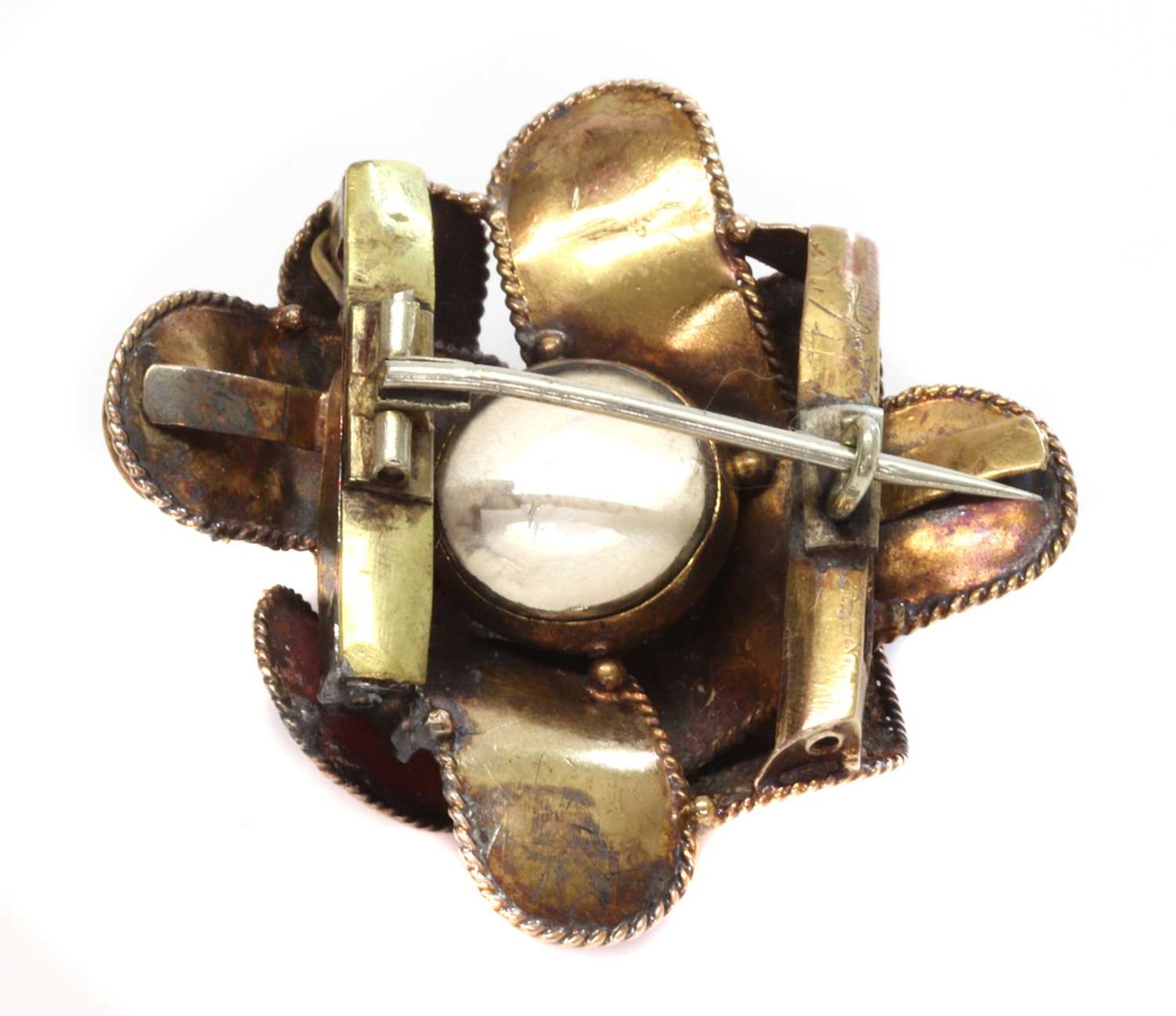 A Victorian garnet set ribbon style knot brooch, - Bild 2 aus 3