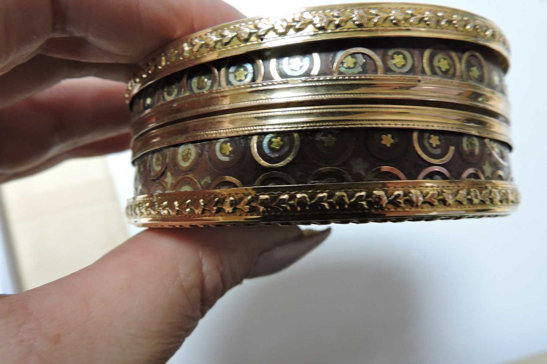 A French circular gold piqué work tortoiseshell box, c.1780, - Image 9 of 13