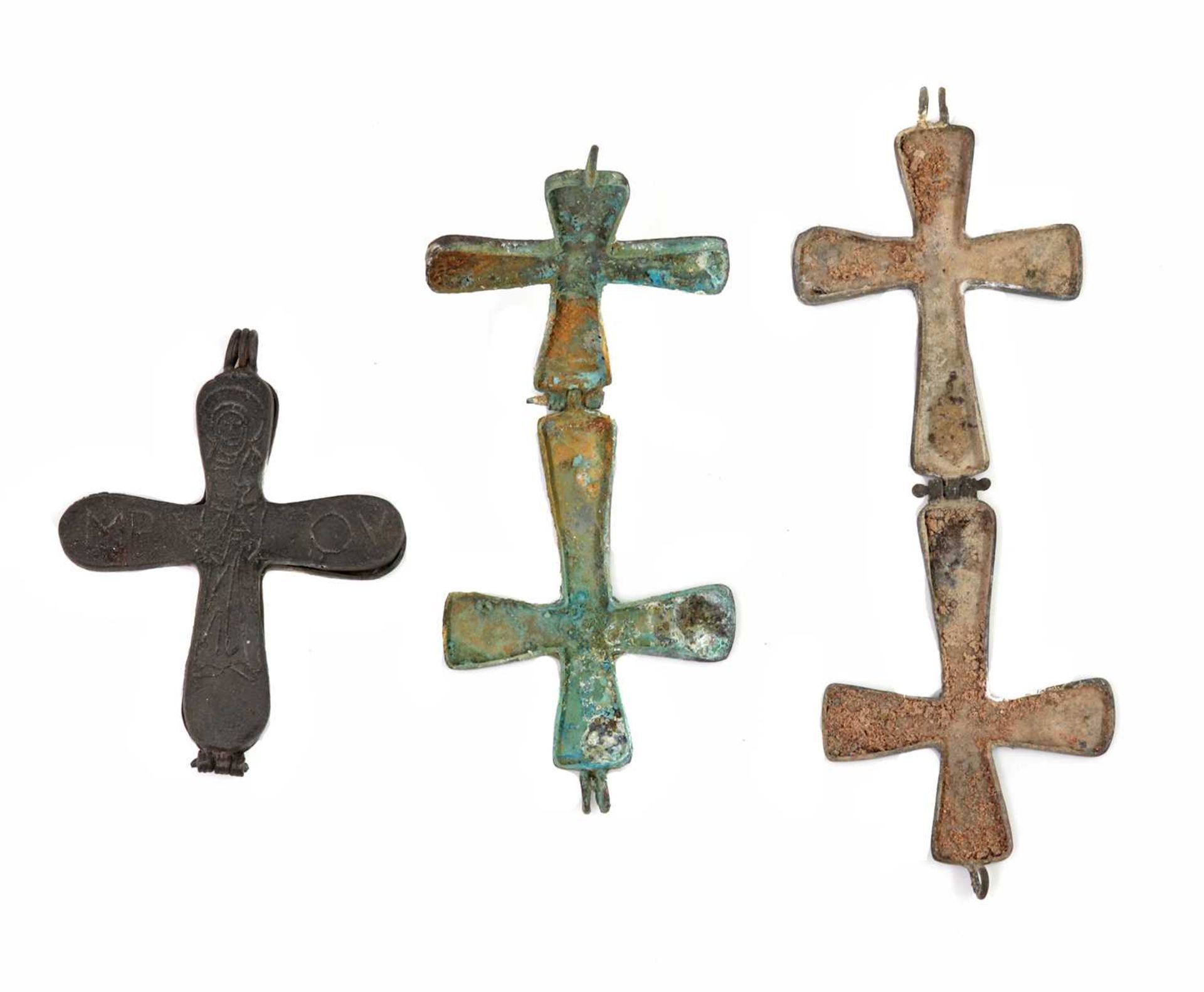 A Byzantine bronze enkolpion reliquary cross pendant, c.10th-12th century, - Bild 2 aus 3