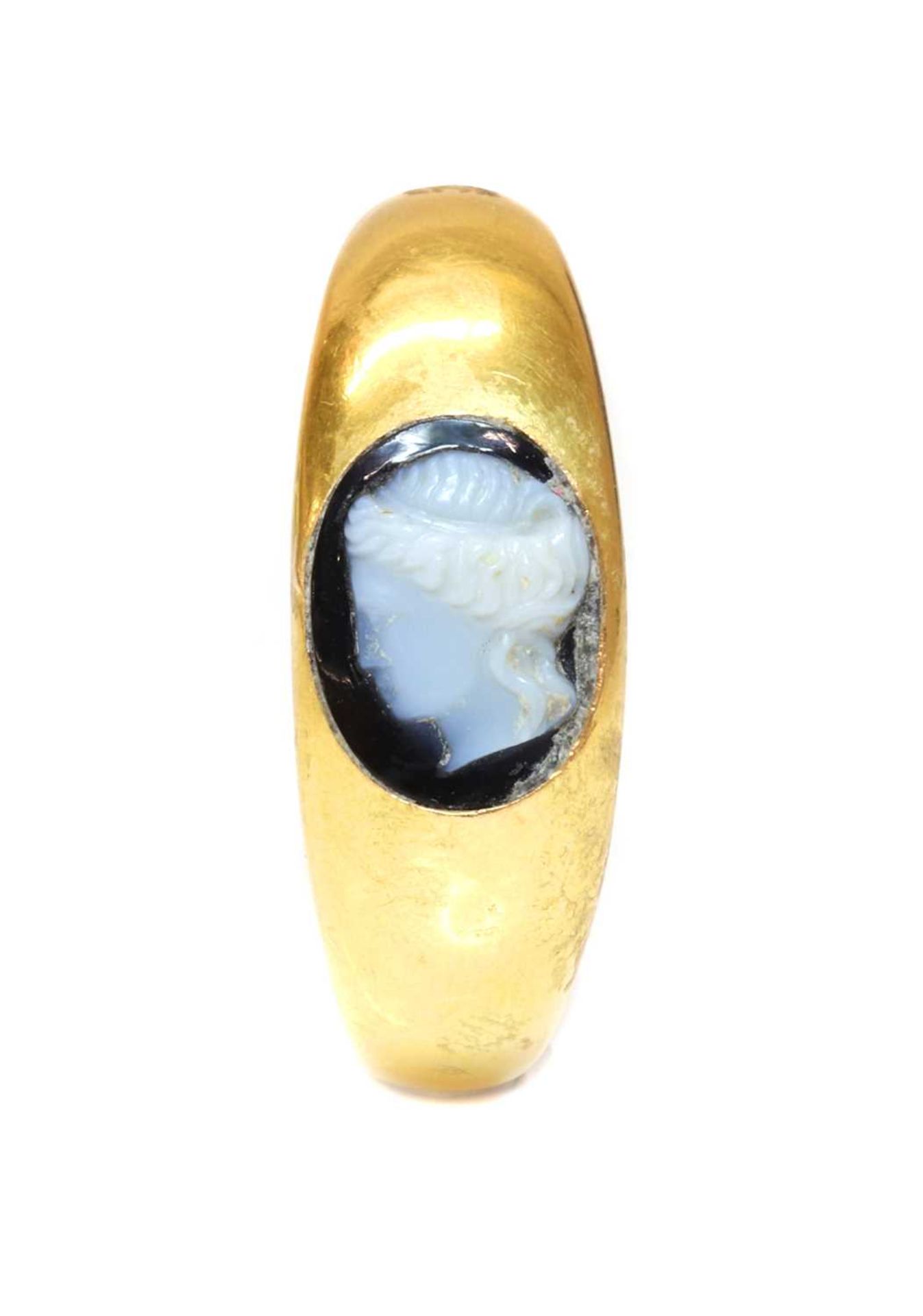 A Roman hollow gold hardstone cameo ring, - Image 2 of 3