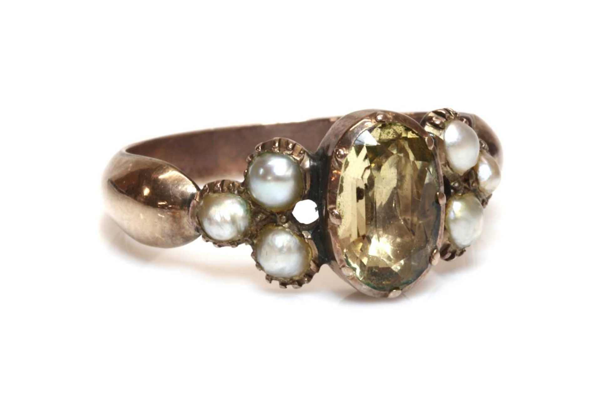 A Georgian foiled topaz and split pearl ring,