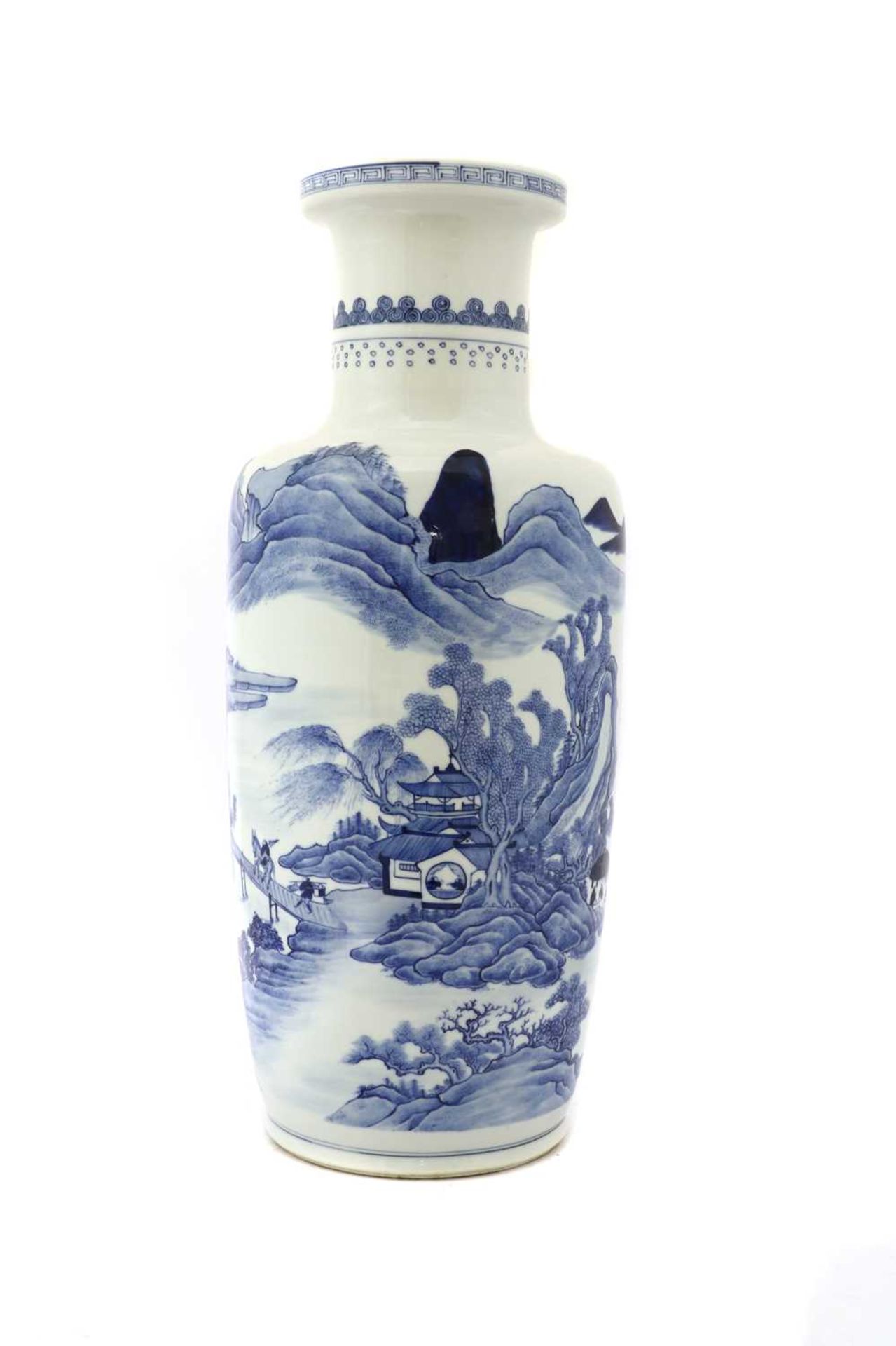 A Chinese blue and white vase, - Bild 2 aus 4