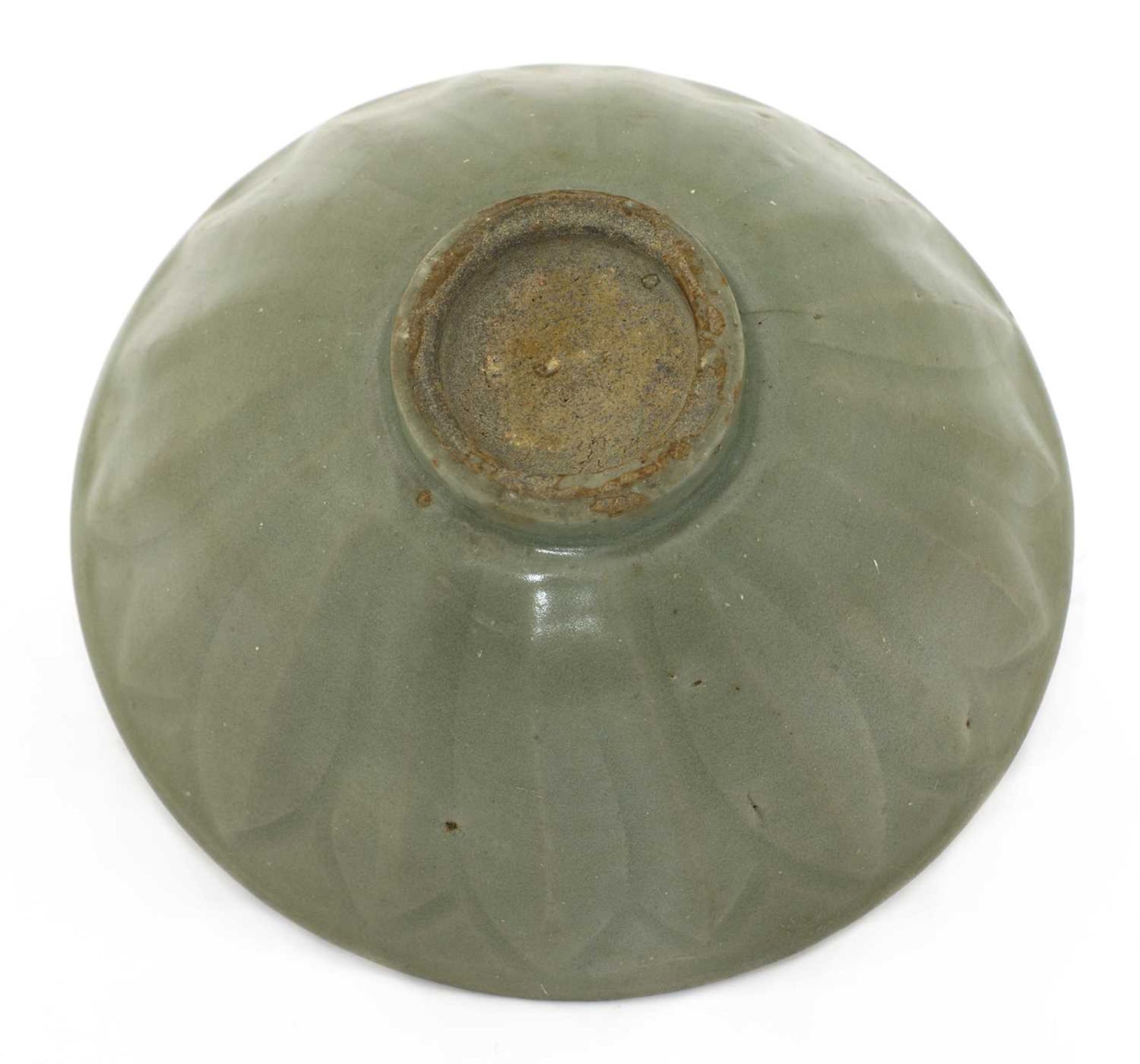 A Chinese Longquan celadon bowl, - Bild 3 aus 3