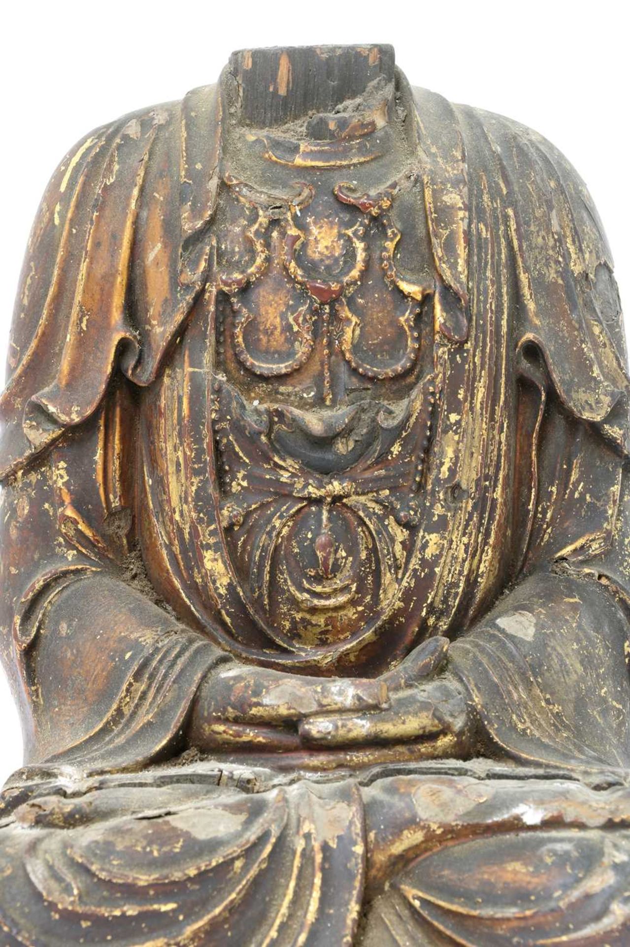 A Chinese gilt-lacquered wood carving, - Bild 4 aus 6