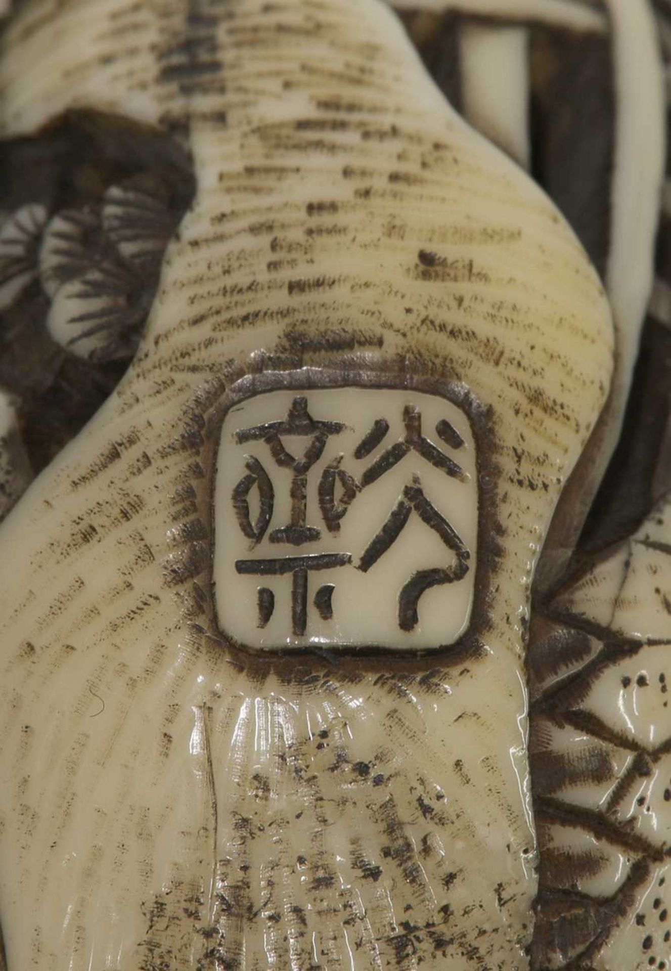 A Japanese ivory manju netsuke, - Bild 3 aus 3