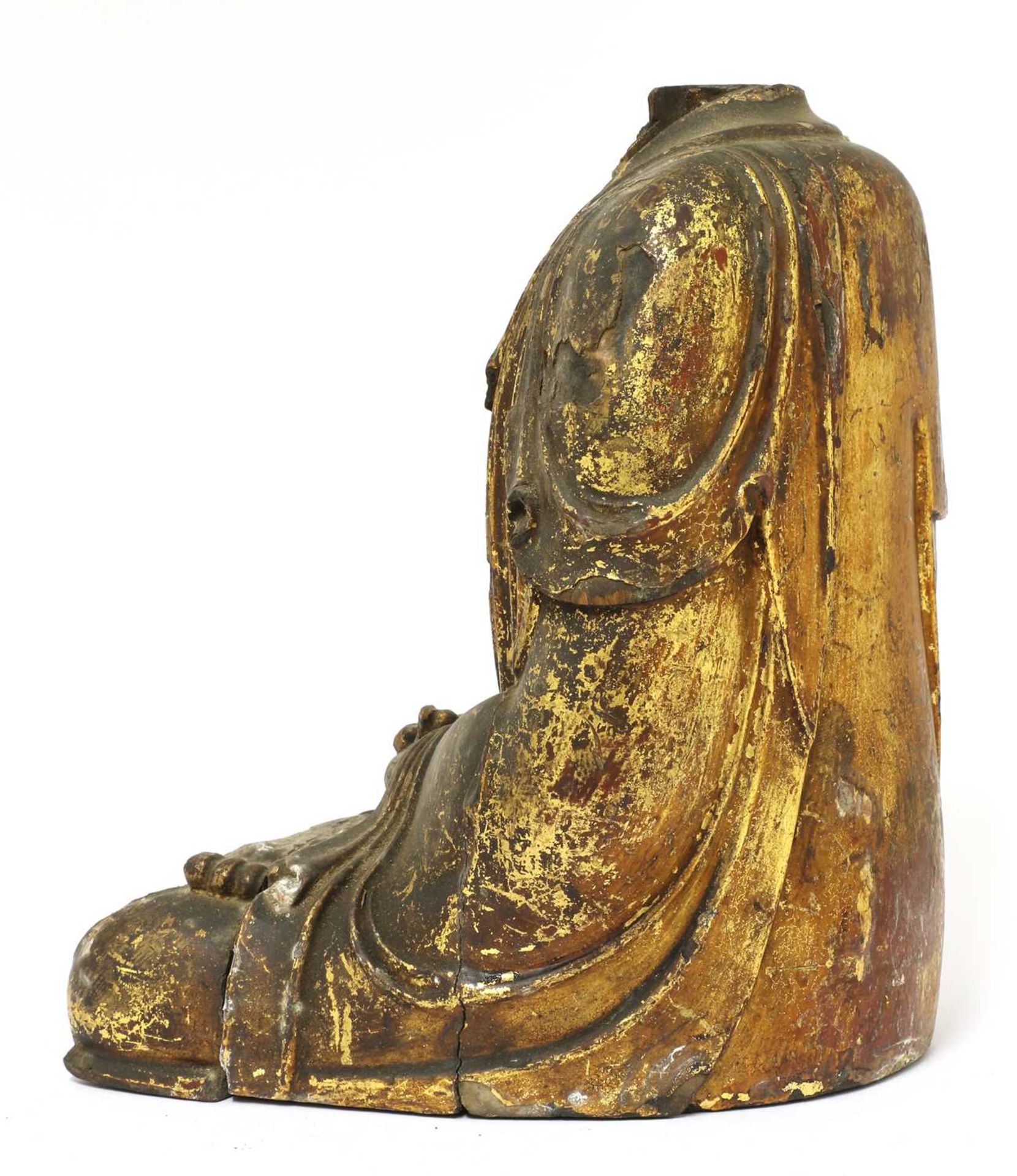 A Chinese gilt-lacquered wood carving, - Bild 3 aus 6