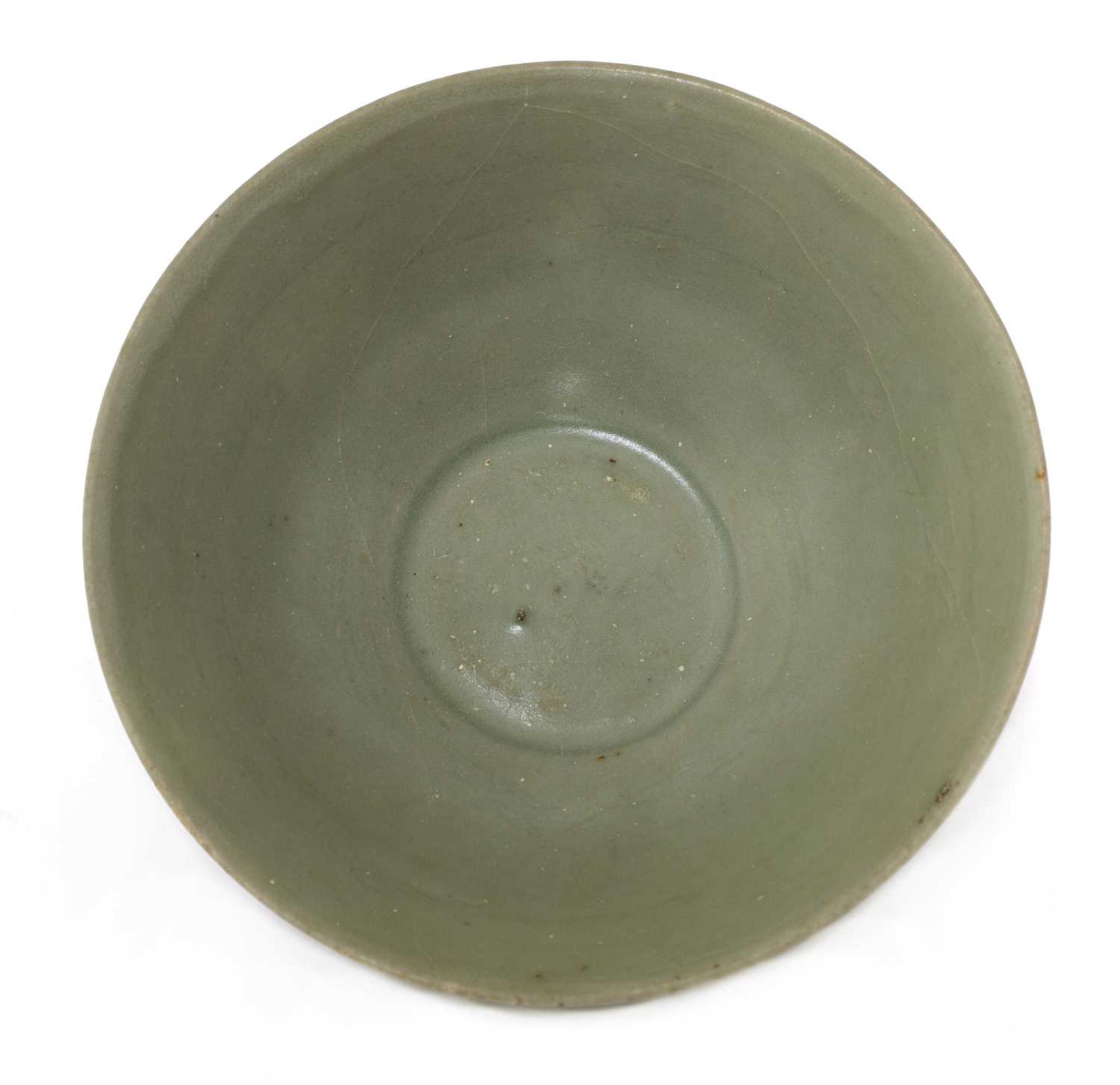 A Chinese Longquan celadon bowl, - Bild 2 aus 3