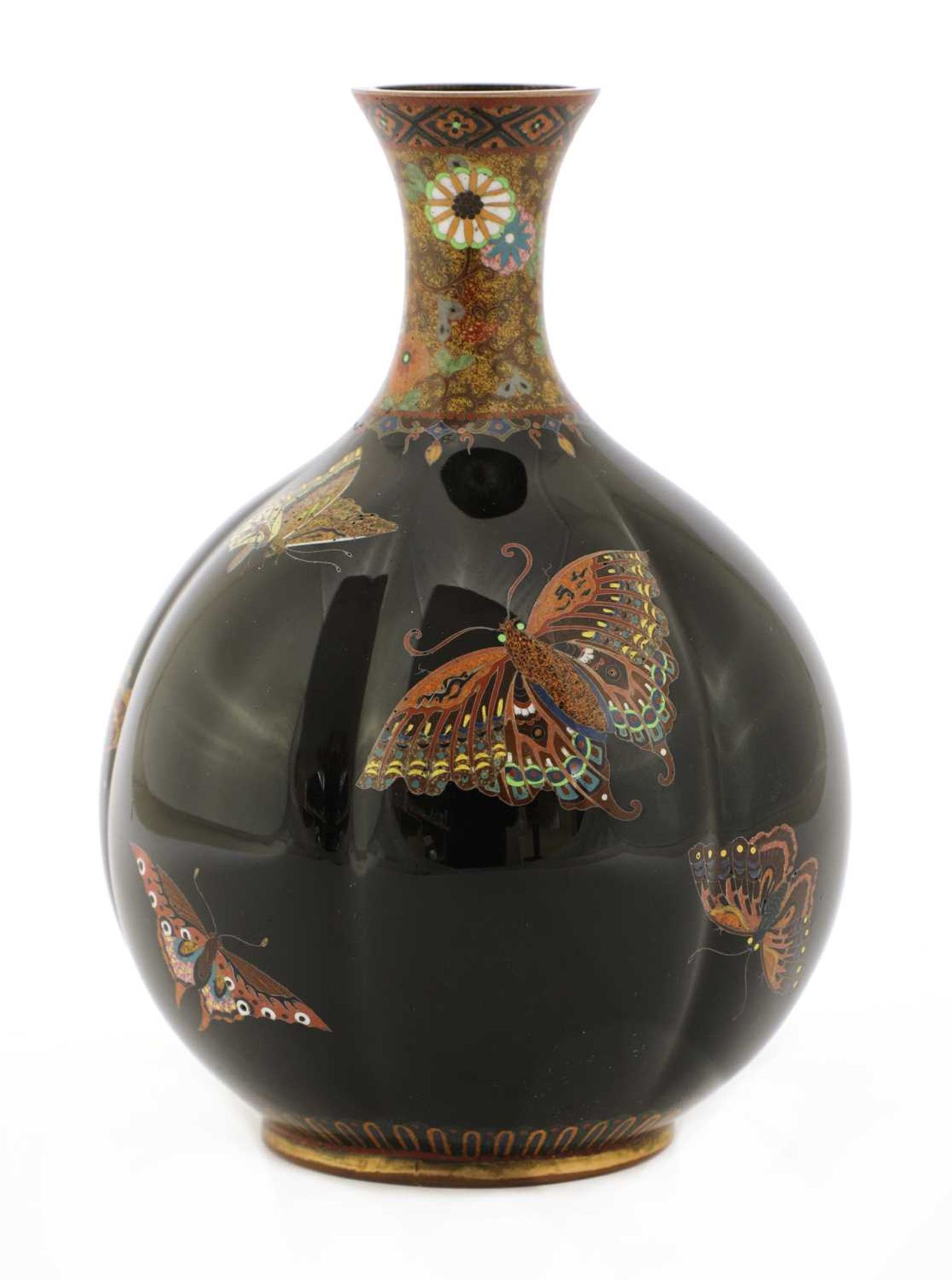 A Japanese cloisonné vase, - Bild 2 aus 4