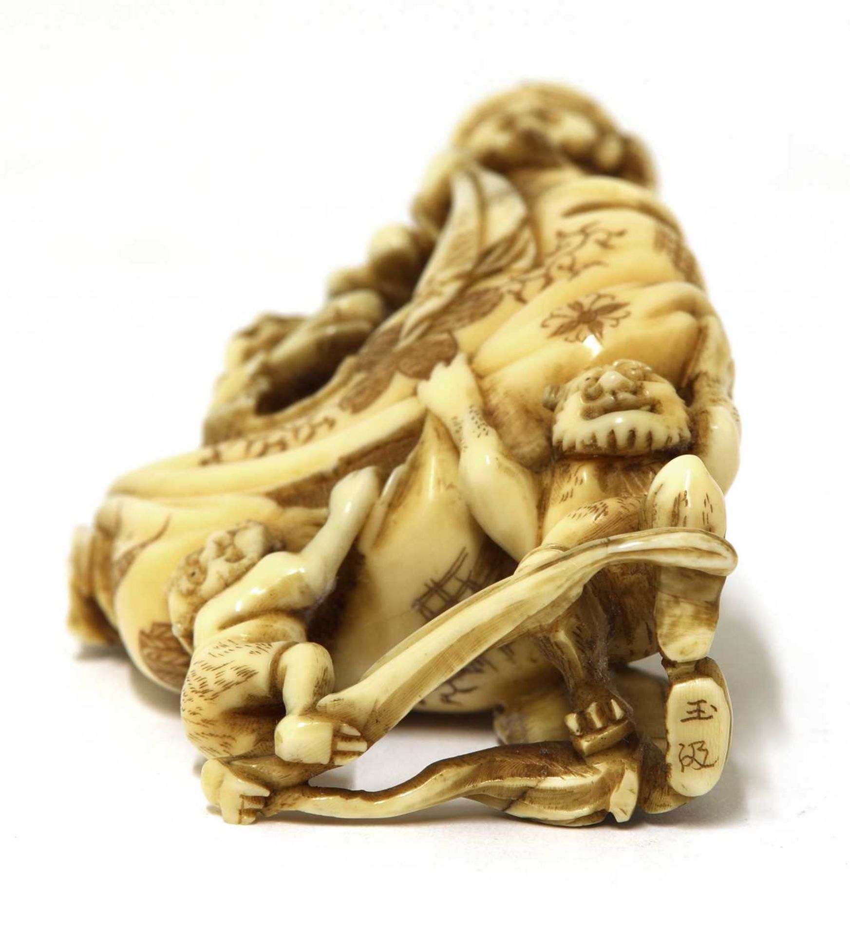 A Japanese ivory okimono, - Bild 5 aus 5