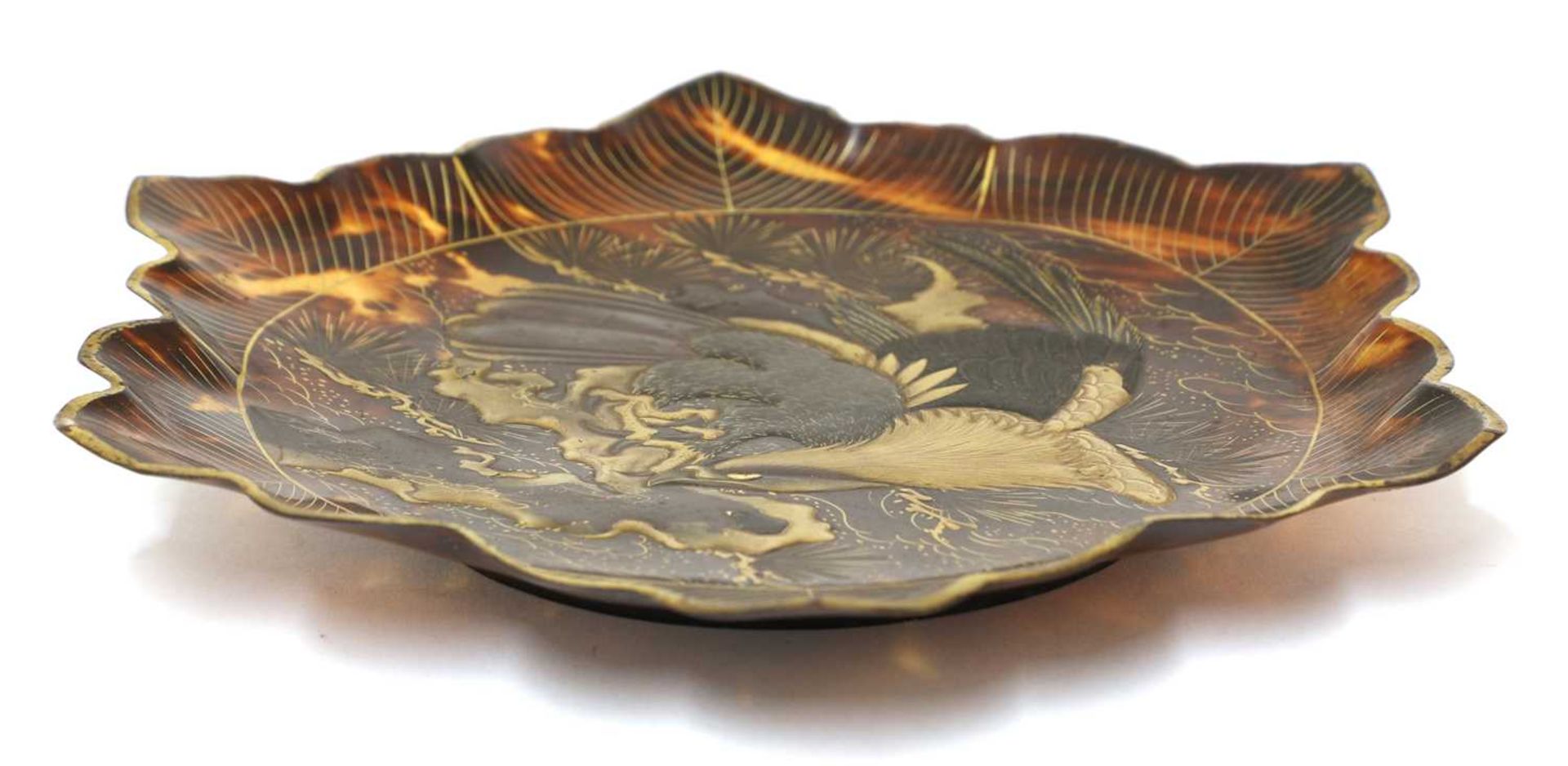 A Japanese tortoiseshell plate, - Bild 2 aus 3