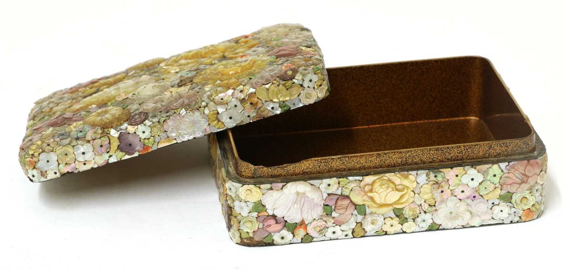 A Japanese Shibayama-style inlaid box and cover, - Bild 4 aus 8