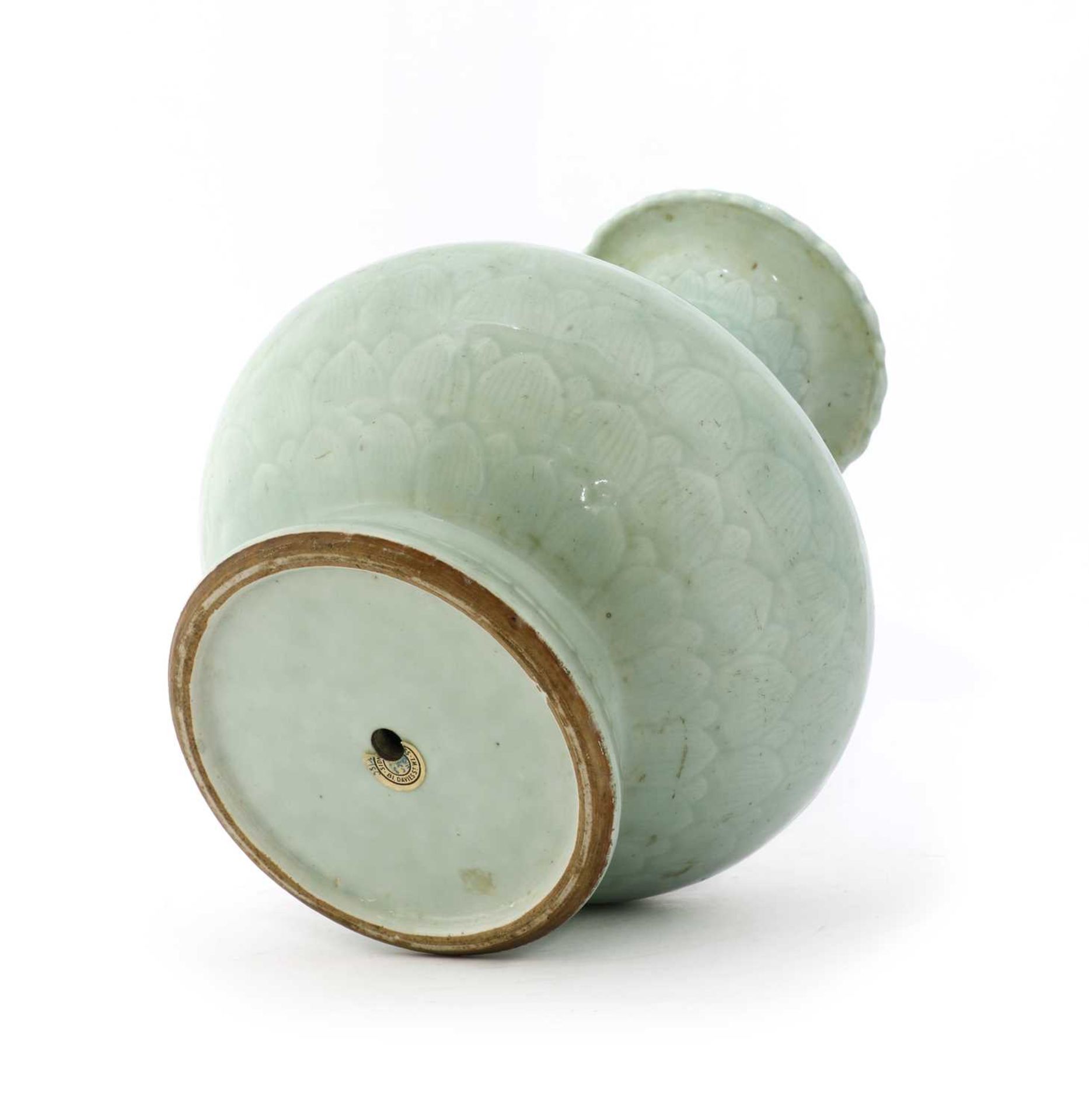 A Chinese celadon vase, - Bild 3 aus 3