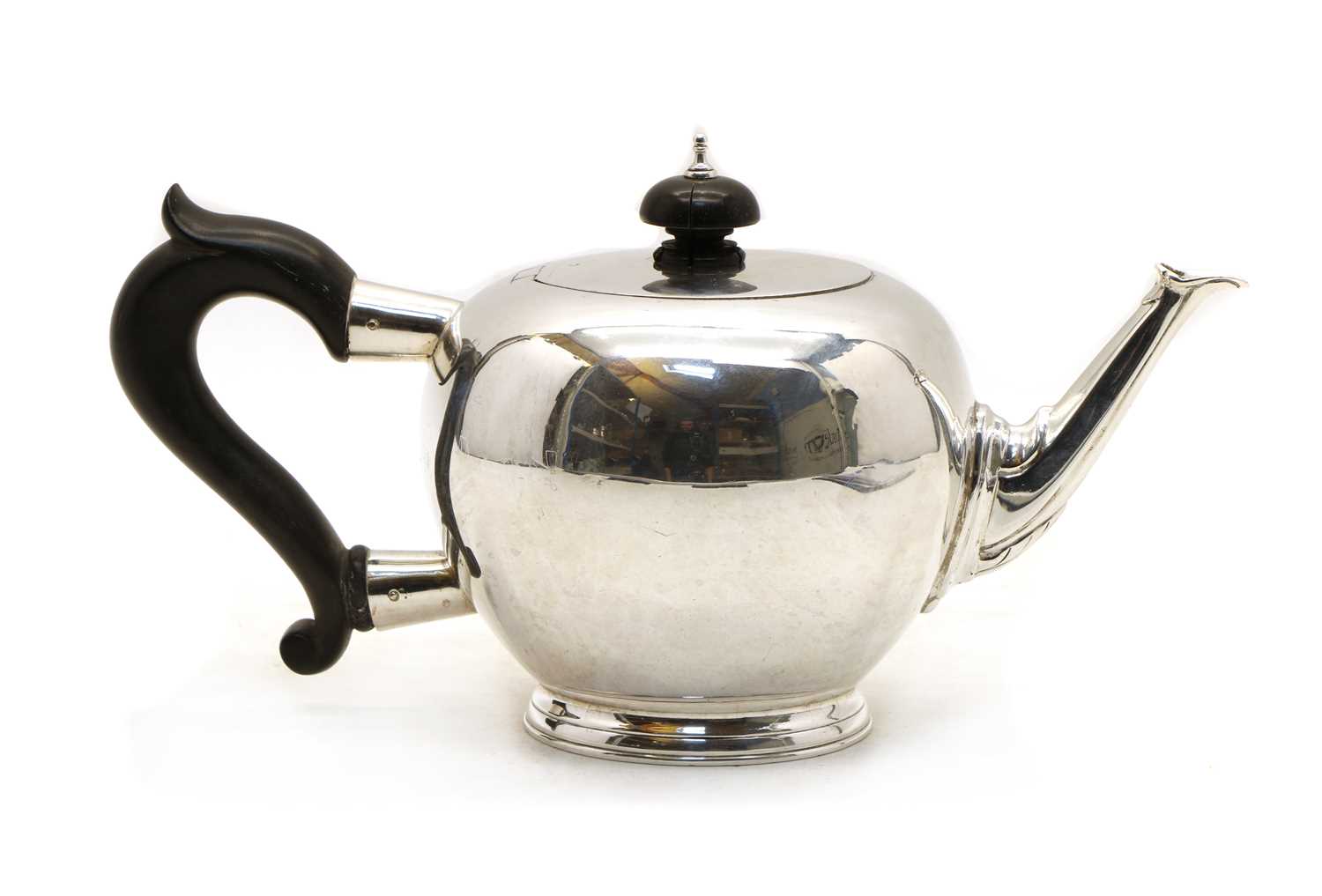 A silver teapot in the George II style - Image 2 of 3