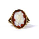 A gold hardstone cameo ring,