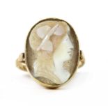 A gold hardstone cameo ring,