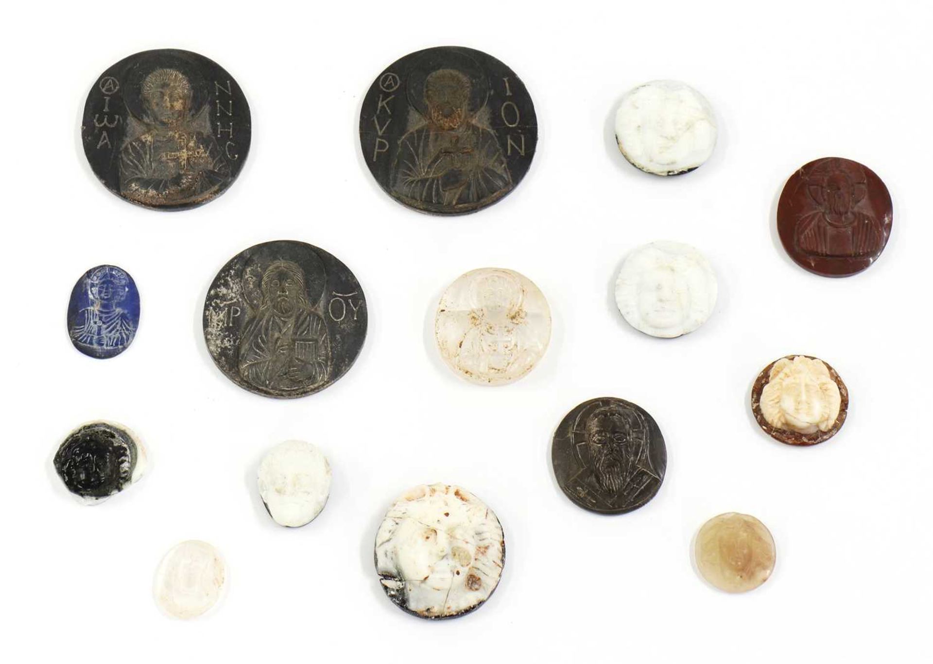 A collection of Roman and Byzantine glass and hardstone portrait cameos, - Bild 3 aus 7